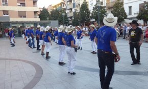 El grup de ball No Potser No Potser es reuneix a la plaça del Pòsit en un nou Country Festival