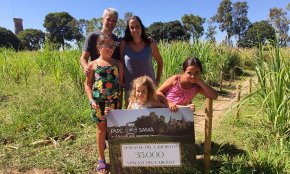 La família cambrilenca Escrivà-Prim, visitant 35.000 del laberint del Parc Samà