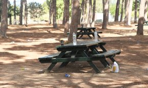Deixalles i brutícia s'acumulen a la zona de pícnic del parc del Pinaret
