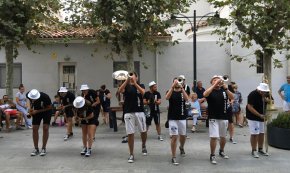 La txaranga Band Tocats clou el Cambrileja l'estiu convertint els carrers del Port en una festa 