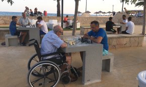 L'Ajuntament de Vandellòs i l'Hospitalet de l'Infant habilita un espai de jocs de taula al costat del passeig marítim