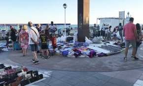 La «gran superfície comercial» del Cap de Sant Pere, un altre estiu a plena activitat