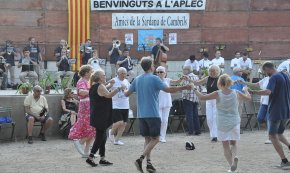 Uns 250 sardanistes es retroben, al parc del Pescador, en el 40è Aplec de Sardanes de Cambrils (CONTÉ GALERIA FOTOGRÀFICA)