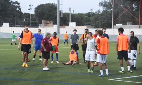 L'equip amateur del FC Cambrils es posa en marxa mentre que els dos equips de la base no disposen de camps per entrenar
