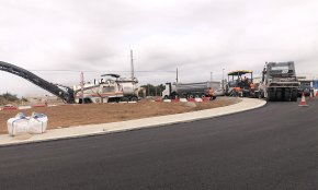 S'inicia la pavimentació de la rotonda que enllaçarà l'avinguda de l'Esport amb la carretera de Montbrió 