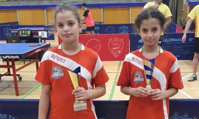 Les germanes Oumnia i Iman El Mouchmouch del CTT Cambrils, primera i tercera a l'Open de Cassà de la Selva