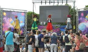 La Cia. Fadonito fa cantar i ballar tothom amb la seva «Disco per Xics» al parc del Pinaret