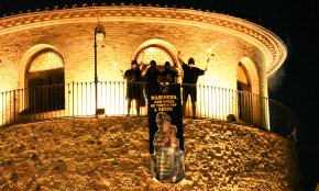 El «comando vilero» desplega una pancarta a la Torre del Port per engrescar la Festa Major de la Mare de Déu del Camí