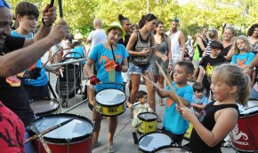 La canalla descobreix els elements del seguici festiu cambrilenc (CONTÉ GALERIA FOTOGRÀFICA)