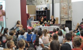 Sessió de contes per a la canalla de la mà de les educadores Maria Garriga i Marta Monserrate