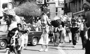 Cercavila de diversos grups de nanos acompanyats dels respectius músics amb motiu de la Festa Major de la Mare de Déu del Camí / Any 1981