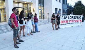 Unes 150 persones s'apleguen per donar suport als joves agredits a la sortida del concert de la Diada