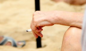 Salut prepara una llei per prohibir fumar en espais com entrades d'escoles, parades de bus i terrasses d'establiments