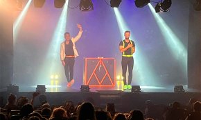 El cicle «Diumenges al Teatre» obre la temporada penjant el cartell de «tot venut» amb l'espectacle de màgia Glow