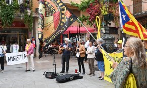 Música i reivindicació a la concentració de les Àvies i Avis a les portes de la commemoració del cinquè aniversari de l'1-O