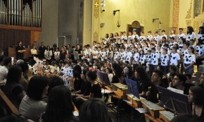 Emotiva cantata dels alumnes del col·legi Cardenal Vidal i Barraquer que finalitzen etapa
