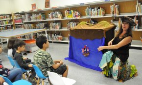 Petits i grans gaudeixen del conte «El raïm i el formatge» dins del cicle Biblioteques amb DO