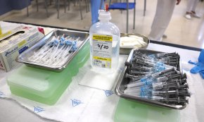 Majors de 60, embarassades i grups de risc podran rebre la quarta dosi de la vacuna de la covid a mitjans d'octubre