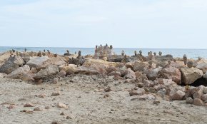«Conjunts escultòrics» efímers a l'espigó de l'Ardiaca i a l'escullera de la riera de Riudecanyes