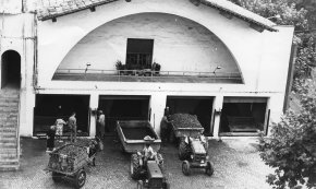 Descàrrega de la verema a les instal·lacions de la Cooperativa Agrícola  / Octubre 1973
