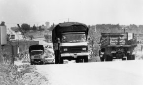 Aspecte de l'N-340, amb les obres de construcció del pont de la riera de Maspujols al fons / Octubre 1973