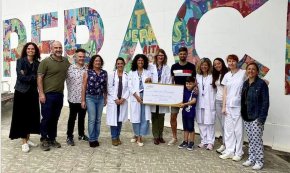 La campanya «Deixa't prendre el pèl» lliura un xec de més de 23.600 euros a l'hospital Vall d'Hebron 