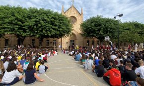 El col·legi Cardenal Vidal i Barraquer inaugura el curs escolar amb un acte que aplega el miler d'alumnes del centre
