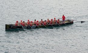 El Club Rem Cambrils participa en una competició de traineres a la localitat basca de Mundaka