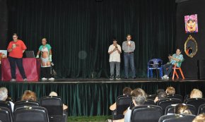 Les alumnes de teatre de les Dones Amunt posen en escena l'obra «Así termina una era»