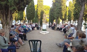 Una setantena de persones participen a la pregària del Dia dels Difunts