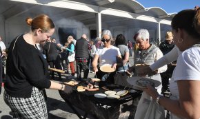 L'esmorzar popular de la Festa de l'Oli Nou omple de gent les instal·lacions de la Cooperativa Agrícola (Conté galeria fotogràfica)