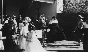Pati del col·legi de les Germanes Carmelites el dia de la Santificació de Joaquima de Vedruna / Novembre 1959