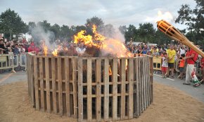 Crits de «llibertat» acompanyen la Flama del Canigó a Cambrils