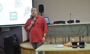 Daniel Schorn García, professor de química: «Tot té part de química; la química està en el nostre dia a dia»