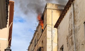 Un incendi calcina part d'un habitatge del carrer de l'Hospital