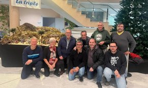 L'AAA la Salle enllesteix el pessebre que estarà exposat al vestíbul de la Casa de la Vila durant les festes nadalenques