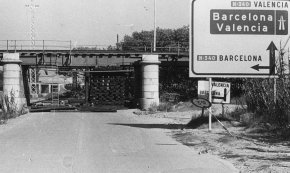 Apuntalament amb travesses de fusta del pont de la via del tren / Novembre 1977