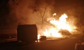 Els Mossos i la Policia Local detenen un home de 20 anys per incendiar 53 contenidors al municipi