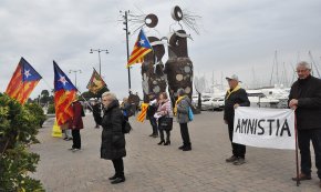 Fermesa de les Àvies i Avis per la Independència en les seves concentracions dominicals al Port