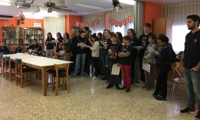 Els escoltes fan la tradicional cantada de nadales a la Residència Baix Camp