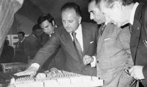 L’alcalde, Lluís Recasens, mostra la maqueta del Centre Direccional al governador civil, Agustín Castejón / Desembre 1976