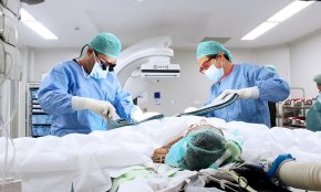 L'Hospital Joan XXIII implanta pròtesis als pacients amb mal d'esquena i ciàtica amb una tècnica nova d'alta complexitat