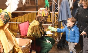 El heralds dels Reis d'Orient recullen les cartes de desenes de xiquets i xiquetes cambrilencs (Conté galeria fotogràfica)