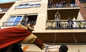 El repartiment de paquets posa el punt i final a una brillant festa de Reis (CONTÉ GALERIA FOTOGRÀFICA)