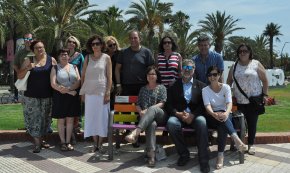 Es commemora el Dia Internacional de l'Orgull LGTBI donant visibilitat a la bandera irisada