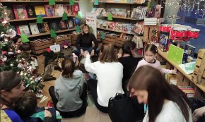 L'artista Roser Coma presenta el llibre «Hug, el Tió», una història sobre els valors més importants de la vida