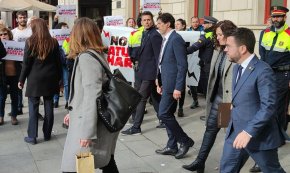 La Plataforma Aturem Hard Rock protesta contra la visita del president de la Generalitat, Pere Aragonès, a Reus