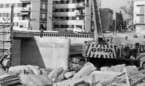 Construcció del pont del raval de Gràcia sobre la riera d'Alforja / Gener 1976
