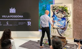 L'artista cambrilenc David Callau mostra el seu art en directe a Fitur, amb la posidònia com a protagonista
