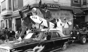 Una de les carrosses participant a la desfilada de Sant Antoni a la plaça de la Vila / Gener 1983